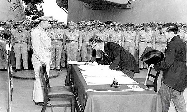 Japón firma la paz con la URSS.