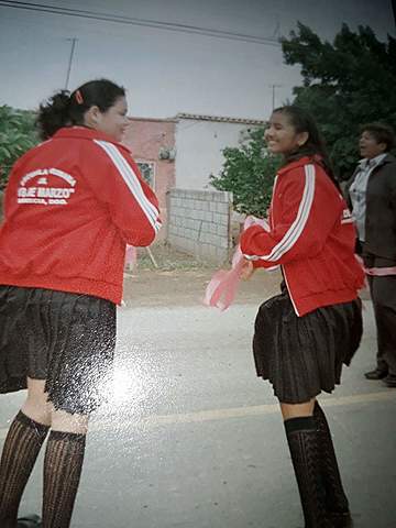 Era de las más altas de la primaria, siendo yo de quinto grado. Es el desfile del aniversario de la comunidad donde vivía