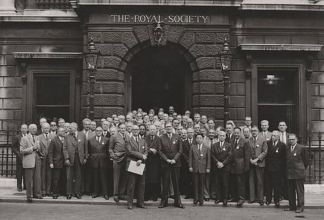 Escolhido para participar da "Royal Society" e representar Cambridge