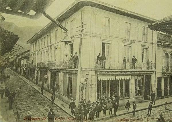 La sociedad Ospina-Espinosa entregó al público  el primer servicio de alumbrado público del  país