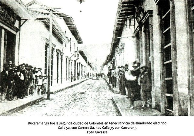 A las siete y media de la noche se encendieron 30 focos de arco voltaico de 1.500 bujías que habían sido instalados en las calles principales de Bucaramanga.