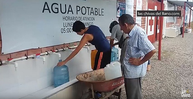 Agua en pilas.
