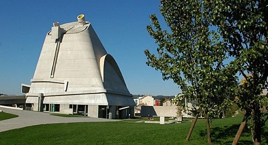 Iglesia de Saint Pierre Firminy-Charles Edouard Jeanneret Gris (Le Corbusier)