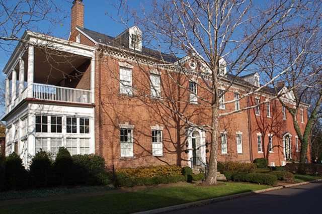 Lee moves to Alexandria