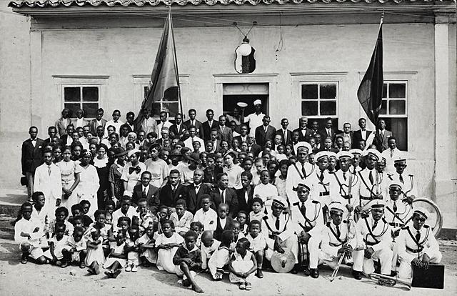 Fundação da Frente Negra Brasileira (FNB) como produto de diferentes iniciativas predecessoras