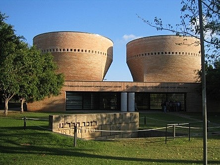 Sinagoga Cymbalista y Centro de la Herencia Judía- Mario Botta