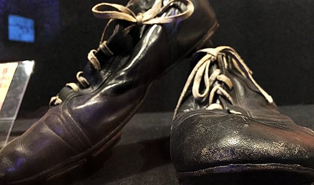 El primer zapato de futbol