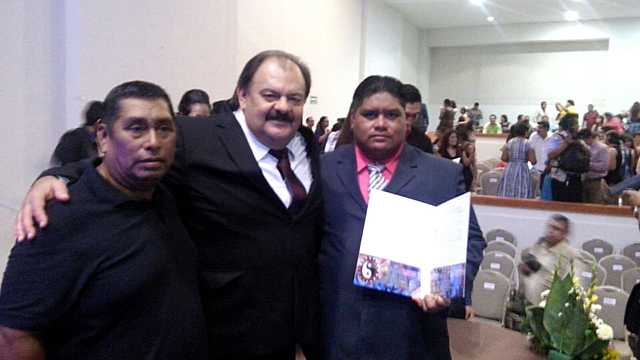 El Lic. Eduardo Espinosa Abuxapqui es parte del estrado de la ceremonia de graduación