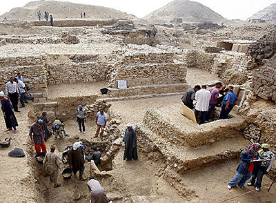 La pirámide de la reina Sesheshet resurge de las dunas en Egipto