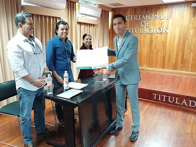 Recibiendo el grado de Licenciado