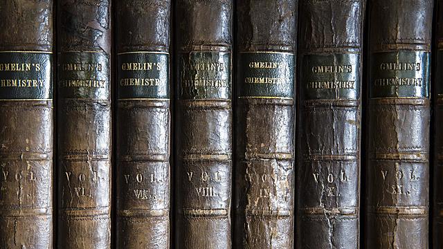 Se escribe el primer libro de quimica