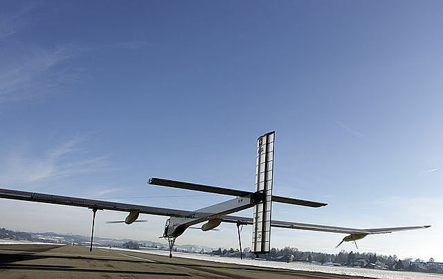 El avión Solar Impulse 2 impulsado exclusivamente por la energía solar completa con éxito la vuelta al mundo.