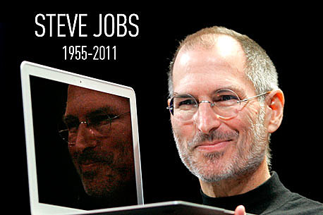 iPhone 4S, El visionario líder de Apple Steve Jobs fallece