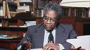 Se afilia al Partido Comunista Francés, y a la cabeza de ese partido es elegido alcalde de la capital de la isla, Fort-de-France. También se presenta y sale elegido diputado a la Asamblea Nacional por Martinica.