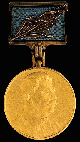 RECIBIO EL PREMIO STALIN DE LA PAZ