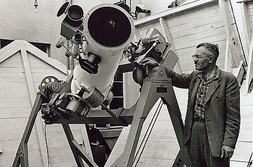 Clyde Tombaugh descubre Plutón