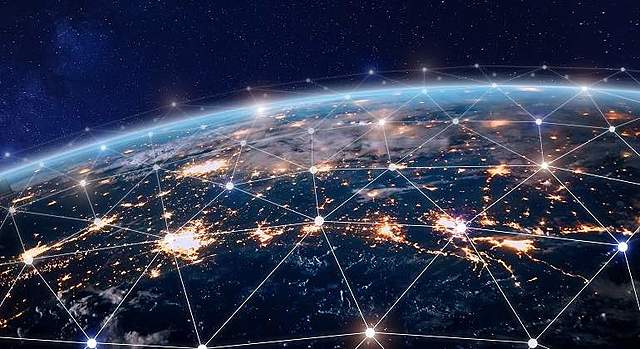 Nace Internet usando el protocolo TCP/IP.