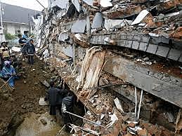 Sismo de 7,6 grados de magnitud en la isla de Sumatra, Indonesia, deja más de 1.100 muertos