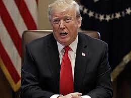 El multimillonario republicano Donald Trump gana la elección presidencial contra la demócrata Hillary Clinton.