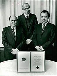 1970 - Werner Arber, Daniel Nathans y Hamilton Smith