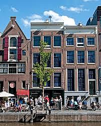 Anne Frank emigrates to Amsterdam