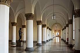 Enrolls in the University of Munich as a student of biology and philosophy with her brother Hans.