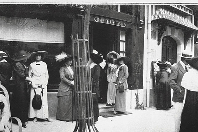 She opened a luxury clothes store in Deauville thanks to the money Arthur had given her