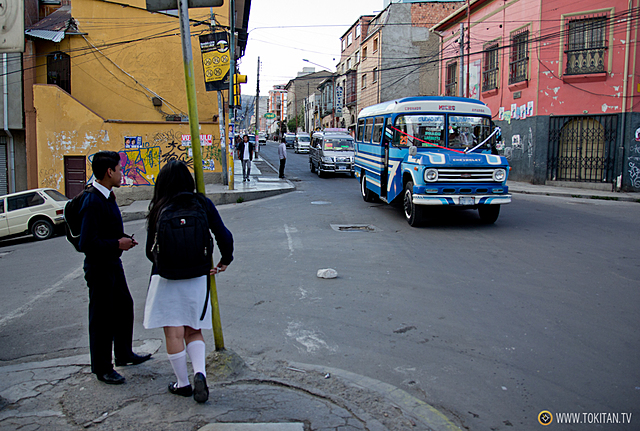 Viajar en transporte público.