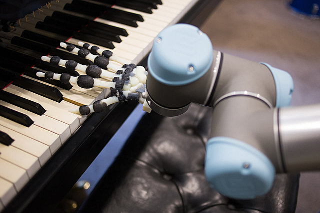ROBOT PIANISTA