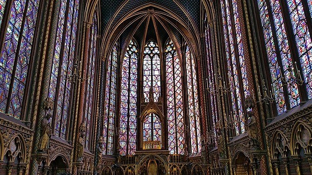 Interior de Sainte Chapelle, Francia.