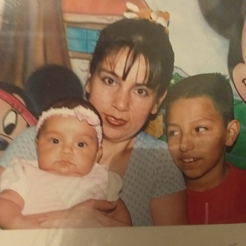 La primer foto con mi hermano y mi mami