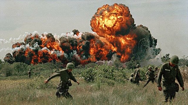 Estados Unidos empieza a bombardear a Vietnam