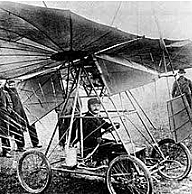 PRIMER AVION VOLANDO