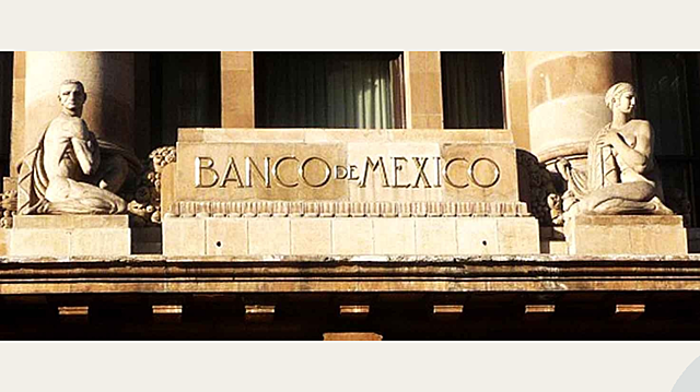 Plutarco Elías Calles inaugura el Banco de México.