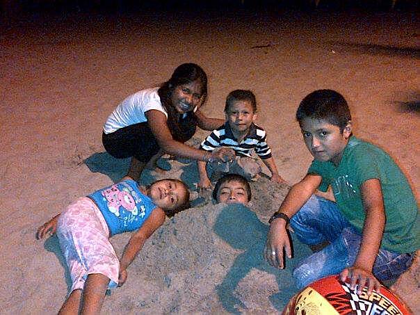 ENTERRANDO EN LA ARENA A UNO DE MIS AMIGOS