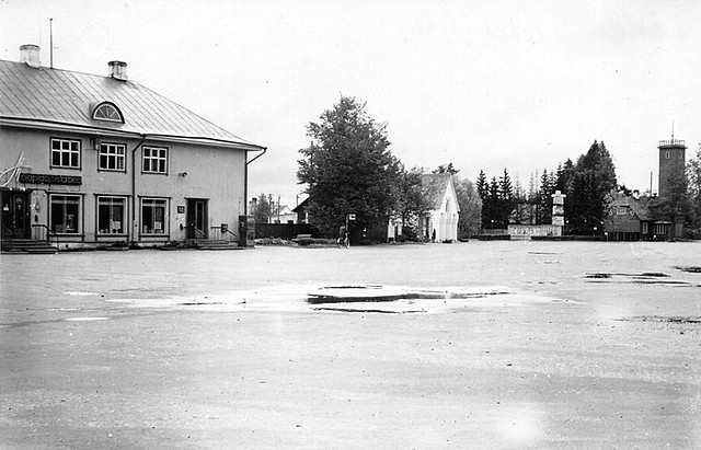 Kärdla keskväljak, Majapidamistarvete kaupluse hoone
