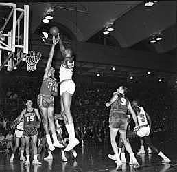 Wilt leads Warriors to NBA Finals