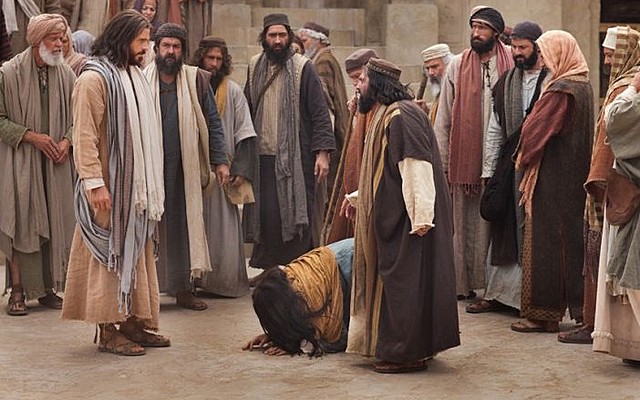 iban a apedrear a una mujer