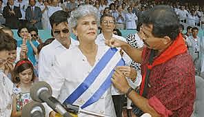 Violeta Barrios de Chamorro gana elecciones en Nicaragua