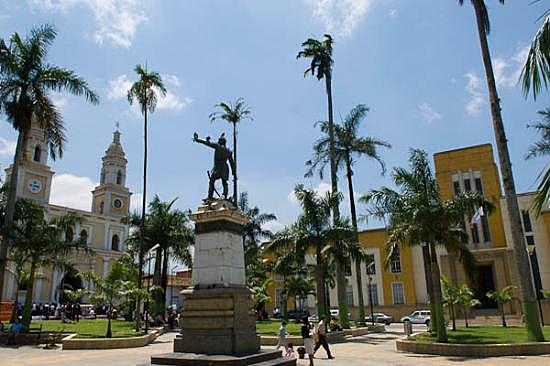 Monumento que remata con la estatua del General CUSTODIO GARCIA ROVIRA.