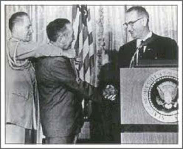 Walt receives Medal of Freedom at the White House
