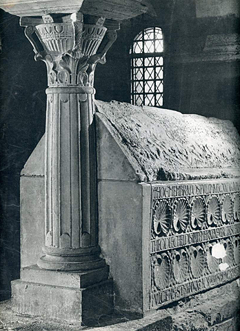 Cénotaphe de l’abbesse Théodechilde: Jouarre, abbaye, crypte nord