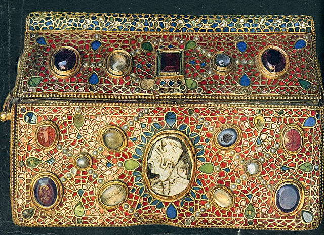 Reliquaire de Teuderigus(Undihoet Ello) Ateliers de l’abbaye de Saint-Maurice-d’Agaune: Or, pierres et camée sur un support de bois. Saint-Maurice (Valais), tréso