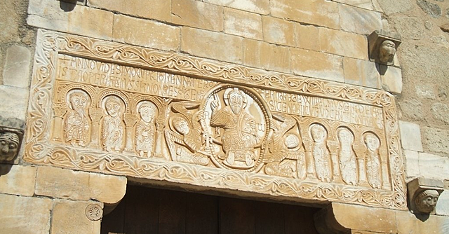 Abbaye de Saint-Genis-des-FontainesLinteau du portail de l’abbatiale