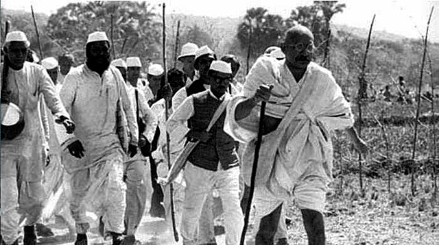 Mahatma dirige la Marcha de la sal