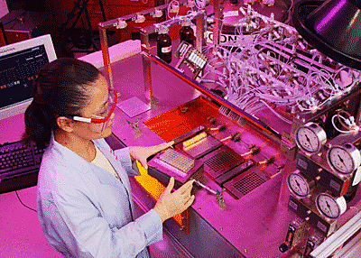 La primera empresa de ingeniería genética del mundo empezó a producir hormonas cerebrales para su venta médica comercial, además de otras hormonas más.