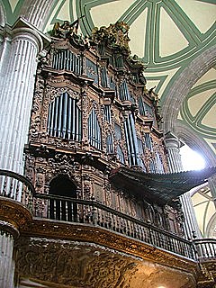 1736, José Nassarre construye el órgano del lado de la epístola de la Catedral Metropolitana de la Ciudad de México