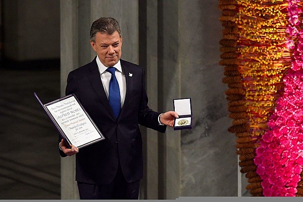 Juan Manuel Santos recibe nobel de paz.