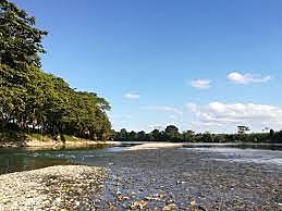 de vacaciones en familia en el río por la semana santa