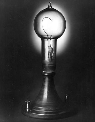 Edison Electirc Illuminating Company began operating the world's first electric power station.